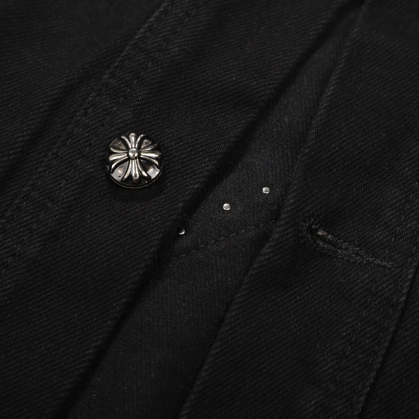 P280 Chrome Hearts Chrome Hearts heavy-duty denim jacket with rivets and multiple farts. The same model as the Internet celebrity star. The cross-printed denim jacket has a unique cross design element and is full of design. It is made of 100% denim cotton fabric with heavy coarse yarn count, which ensures a stiff and tough silhouette while being soft, comfortable and breathable. The lapel is designed with silver buttons and is full of texture. The classic white cross logo is all over the dress, making it a perfect versatile style for spring and summer! The original loose version is made of high-quality pure cotton fabrics. The fabric pattern is high-definition and delicate without burrs. It is comfortable and breathable to wear. All the buttons are molded and customized. It is casual and fashionable and can be matched with any bottoms. It can be windproof and sunproof in spring and summer. It can be worn outside in autumn and winter! Easily concave shape makes you look slimmer and taller, perfect for both men and women! Color: Black Size: S M L XL